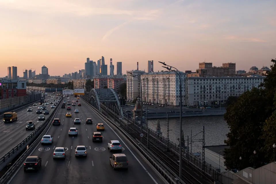 Дорога в Москве на закате